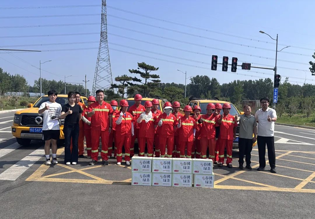 致敬高溫下的“公路守護(hù)者” ——河南廣播電視臺(tái)到我公司S312線(xiàn)管養(yǎng)路段開(kāi)展“夏日送清涼”特別直播活動(dòng)